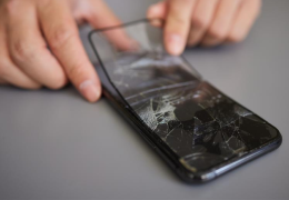 Jak zdjąć szkło z ekranu telefonu?